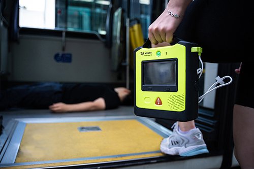 De Vivest X3 AED met een groot beeldscherm in het openbaar vervoer zoals bus, trein of vliegtuig