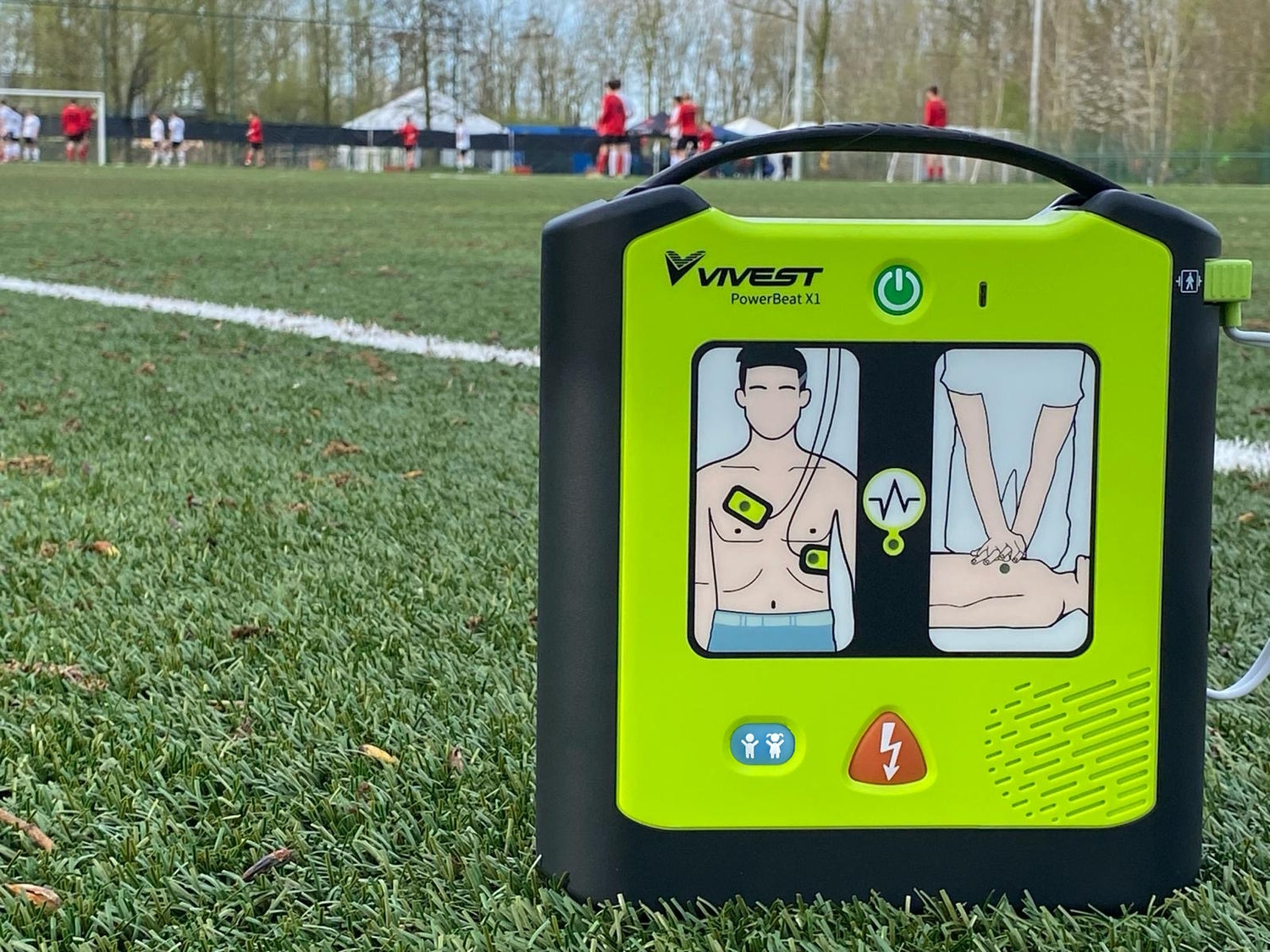 Vivest X1 AED met kindermodus op het voetbalveldof sportvereniging