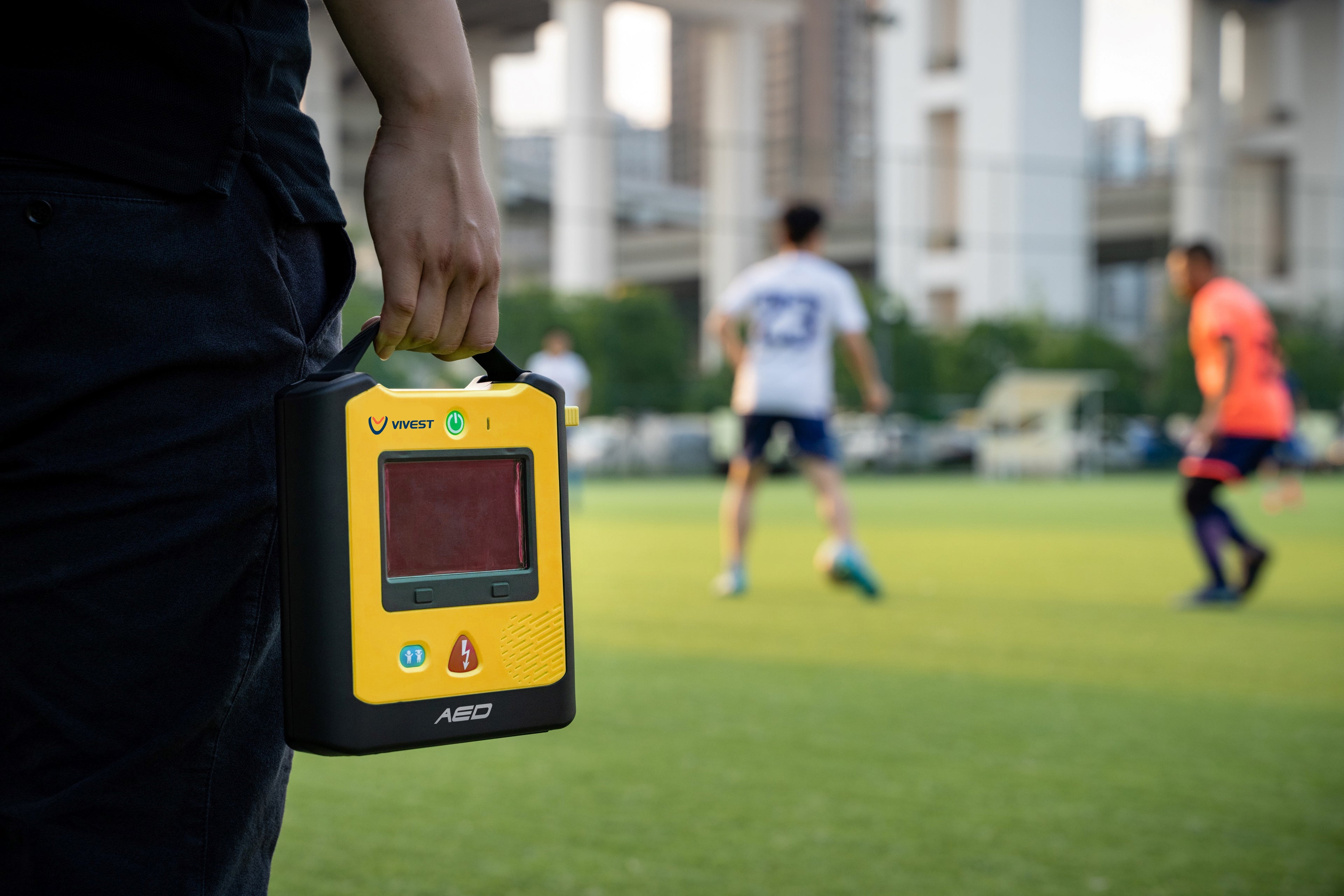 AED van het merk ViVest op het voetbalveld