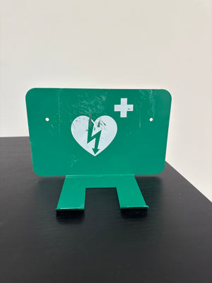 Een beschadigde AED Wandbeugel